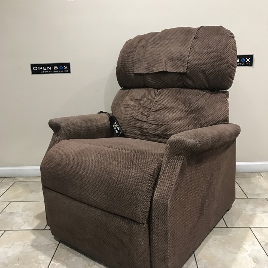 Golden Maxicomfort Large Zero Gravity Lift Chair